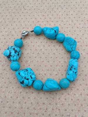Atemberaubendes buntes lebendiges künstliches Türkis gemischt geformtes Perlendetail Armband