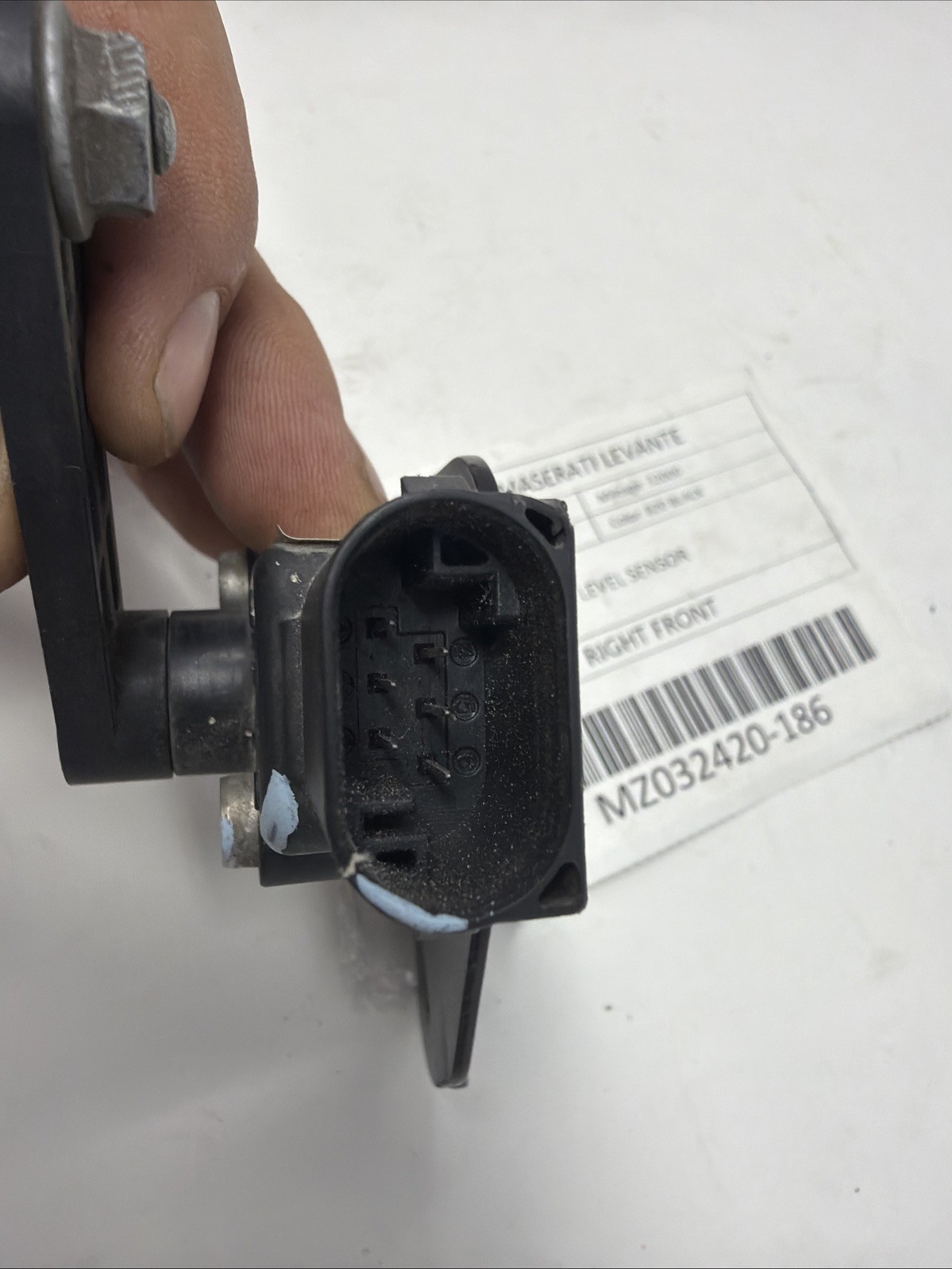 Maserati Levante 2017 Front Right Ride height sensor P/N 670037525