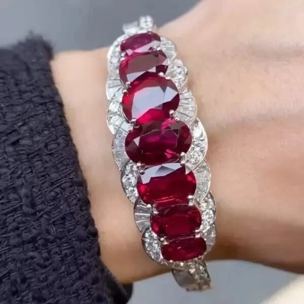 Brazalete enchapado en oro blanco de 14 quilates de rubí y diamantes creados en laboratorio de corte ovalado de 25 quilates Foto 2 de 4