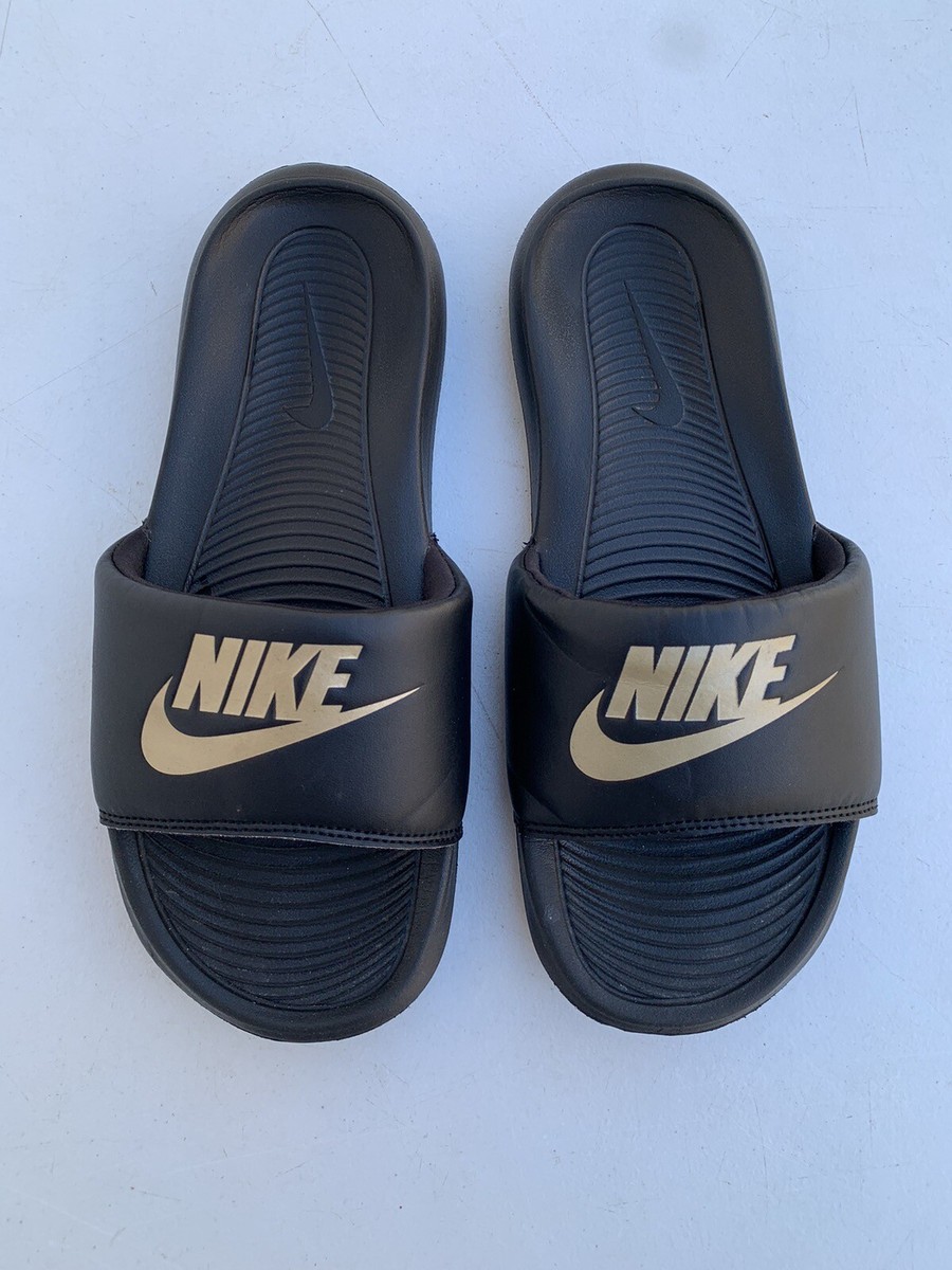 [NIKE] W VICTORI ONE SLIDE ☆大人気☆ Nike Victori One Men's Women's Slides Black Gold Swoosh Size
