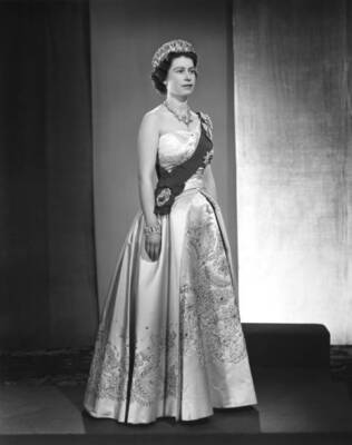 Queen Elizabeth Ii Poses For A Portrait At Buckingham Palace 6 1958 Old Photo