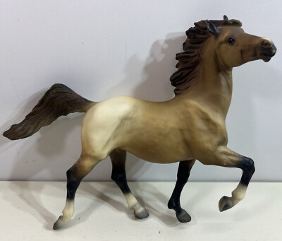 Breyer Horse Buckshot Dun Mustang #1121. 1985.