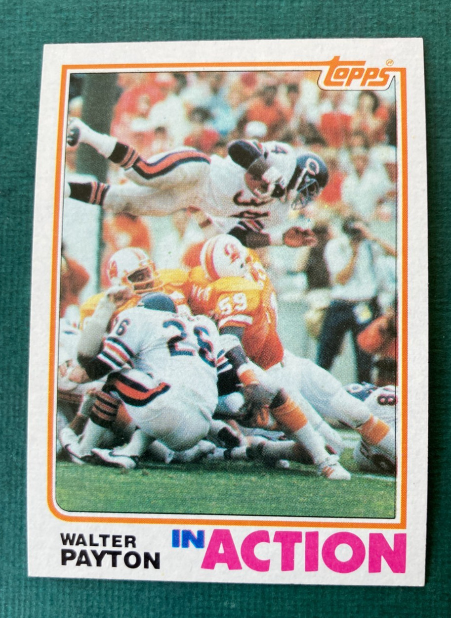 1982 WALTER PAYTON TOPPS #303 FOOTBALL CARD CHICAGO BEARS HOFER IN ACTION