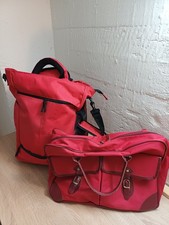 Trolley mit zwei kleinen Rädern und Sporttasche