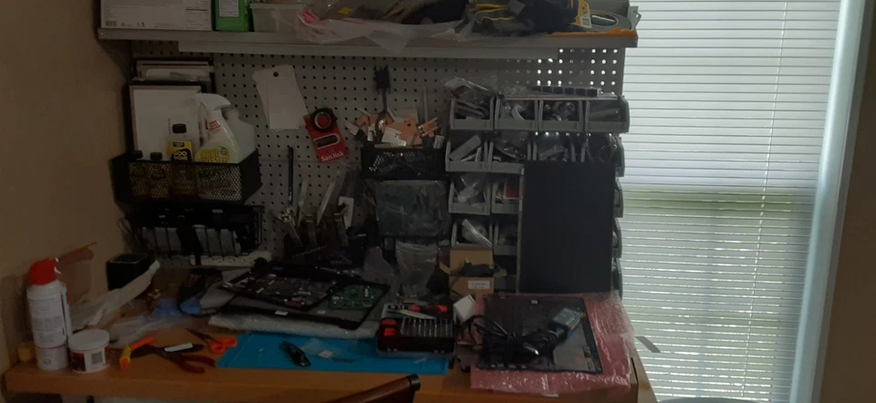 Banco de Trabajo Seville Classics UltraHD Iluminado 48L x 24W x 65.5H Pulgadas Inoxidable Foto 2 de 4