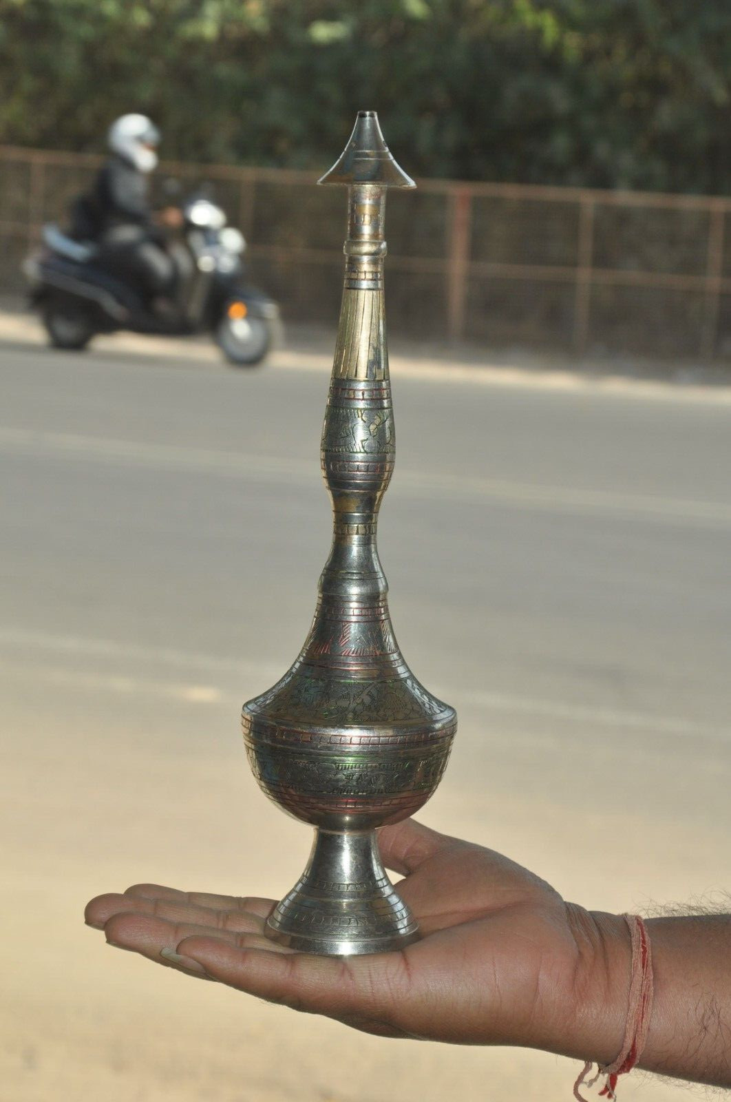 Botella De Agua De Latón Vintage De Forma Única Con Color Laca Y Rosa Grabada