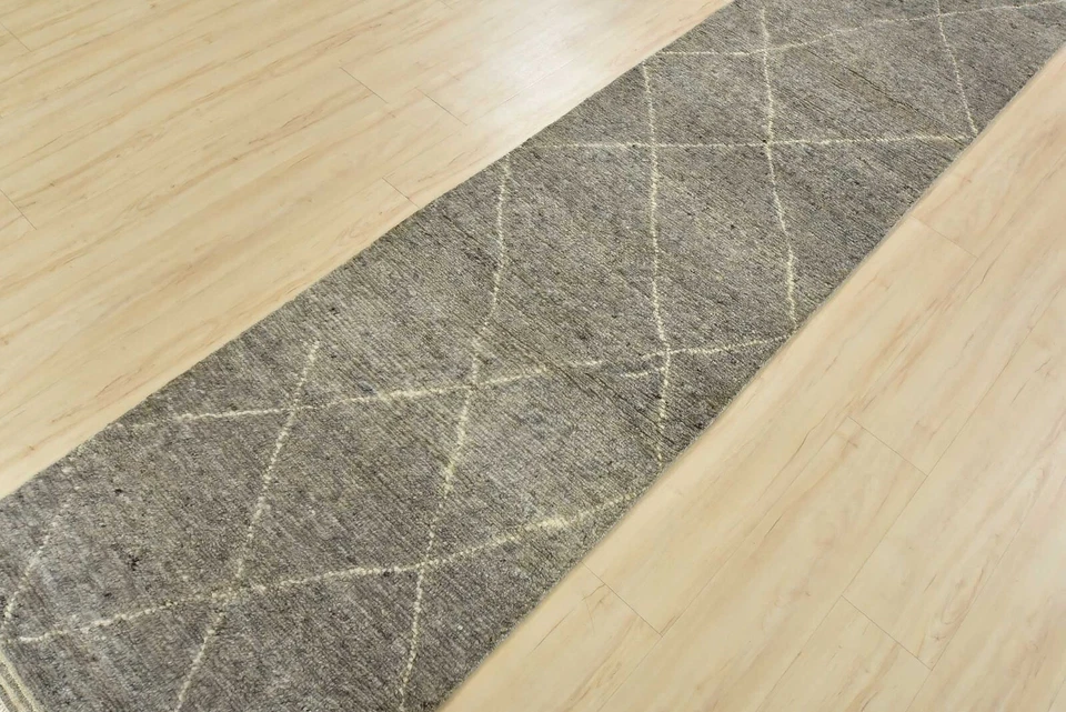 Alfombra geométrica contemporánea de lana gris anudada a mano Moroccan Runner 2’7” x 11’9” Foto 2 de 4