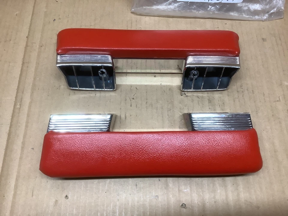 JUEGO REPOSABRAZOS CORVETTE CHEVELLE GTO ROJO CON BASE CROMADA NOS 63 64 65 66 67 4332259 Foto 2 de 4