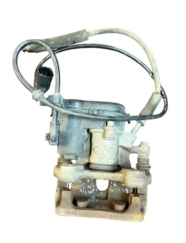 Pinza de freno trasera derecha del lado del pasajero Mercedes-Benz CLA250 2014-2019 OEM Foto 4 de 4