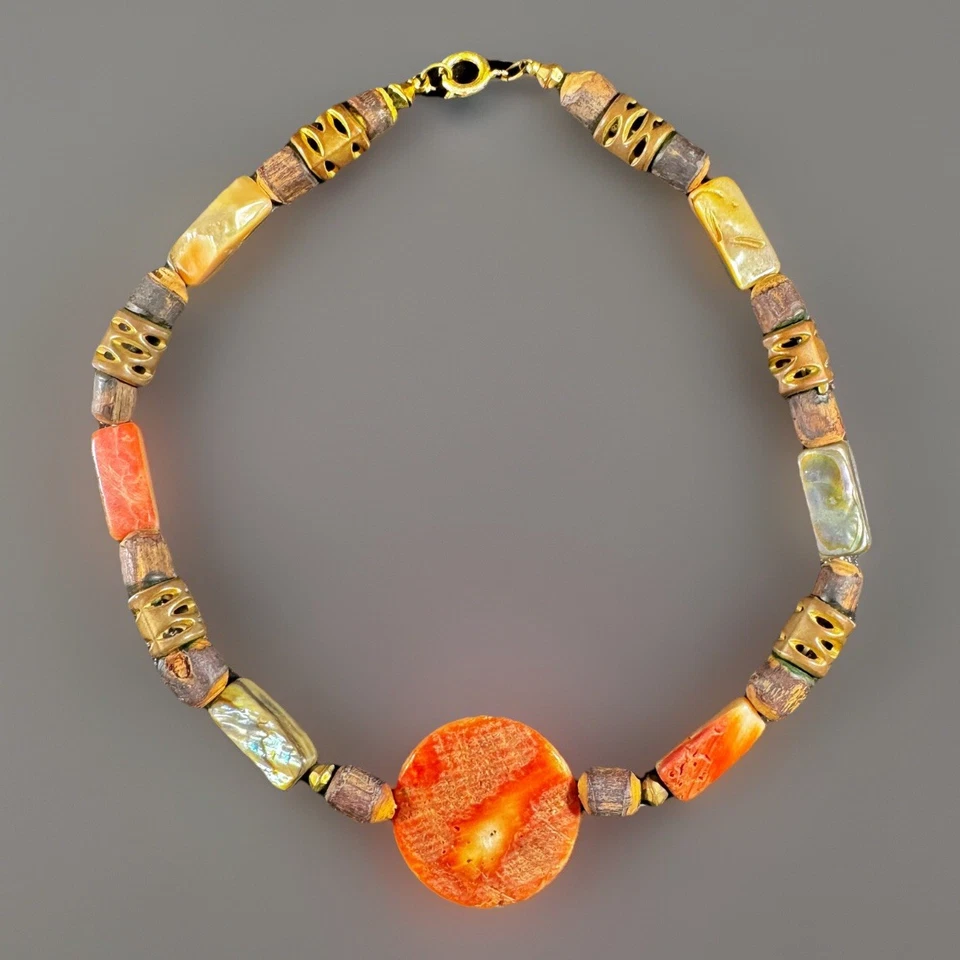 "Gargantilla colgante reversible de mediados de siglo concha de abulón rojo con cuentas cuadradas de madera 13""" Foto 3 de 4