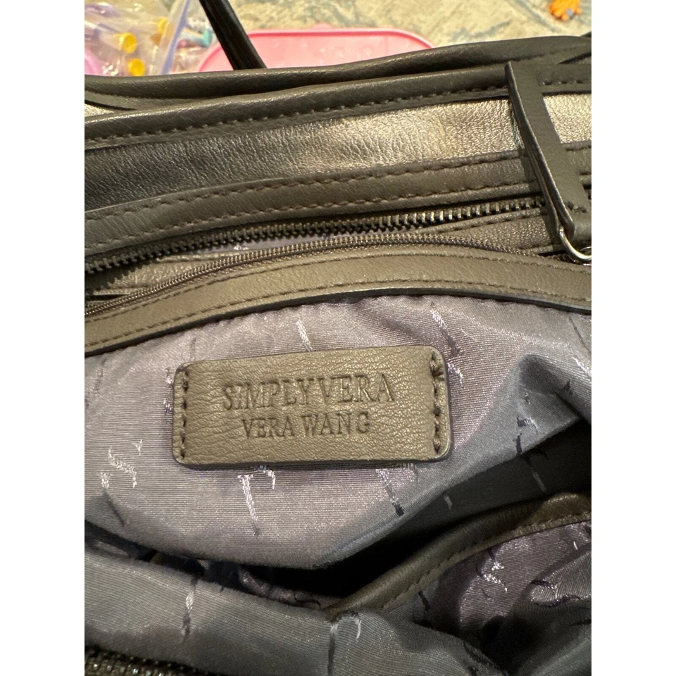 Cartera de mano Simply Vera Wang Sidekick - negra y dorada, dos tonos.  Foto 3 de 4