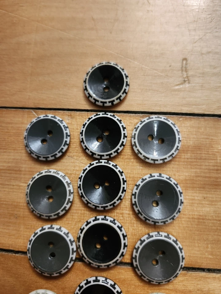 Lot Of 18 Bakelite Frilly Two Tone Buttons. - Image 2 of 3