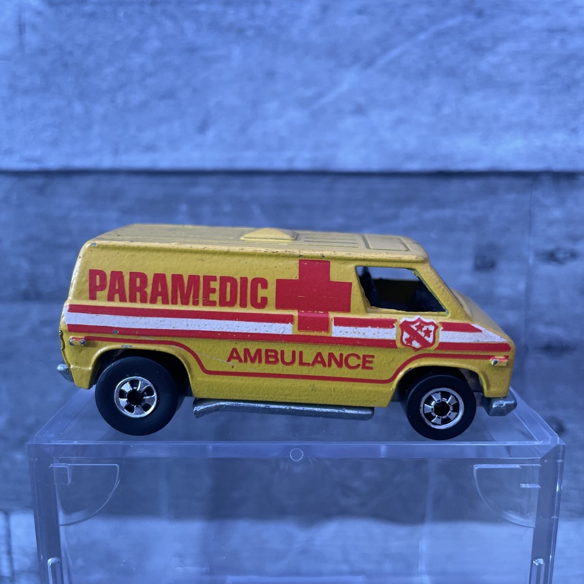 Hot Wheels Redline Super Van Paramedic Ambulance - Yellow - Hong