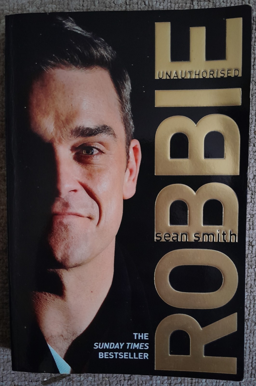 Robbie Williams, Robbie Unauthorised paperback book, 2011, good condition