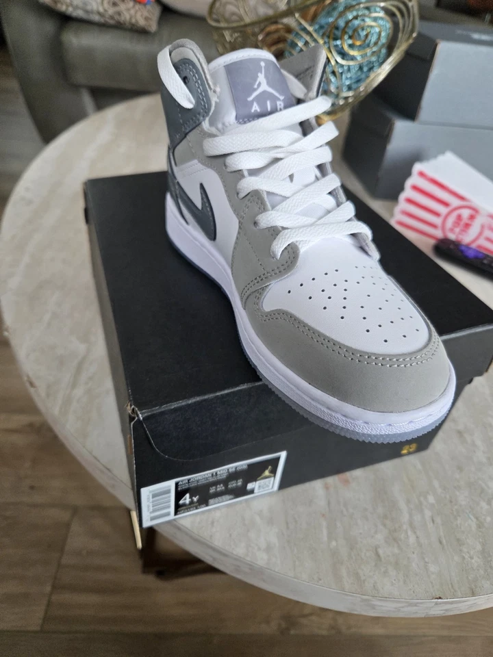 Air Jordan 1 Mid White Cool Grey GS Foto 4 de 4