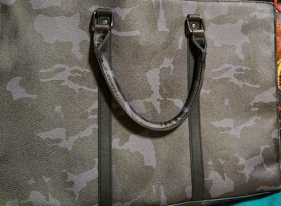 Bolso para portátil de cuero sintético camuflado Foto 2 de 4