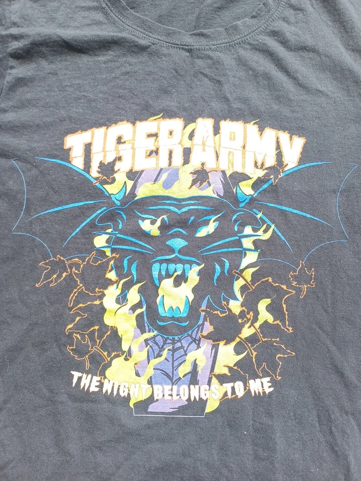 Camisa Tiger Army Para Mujer Camisa Manga Corta "La Noche Me Perece" Talla M/L  Foto 2 de 4