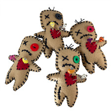 Muñeca vudú con alfileres vudú magia oscura hechizo muñecas malditas corazón