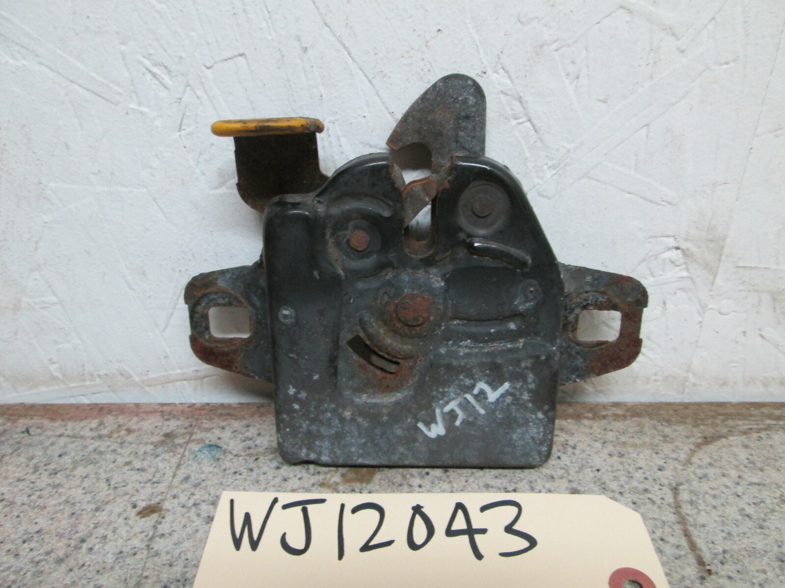 99 00 01 02 03 04 JEEP GRAND CHEROKEE HOOD LATCH