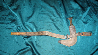 ANTIQUE JAMBIYA DAGGER SILVER SHEATH BELT DECORATED HANDLE QATAR YEMEN