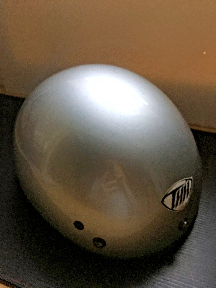 Medio casco vintage THH tono plata talla XS modelo: T-70 con certificación DOT Foto 4 de 4