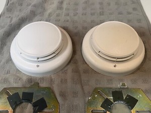 TWO (2) Simplex 4098-9713 quick connect sounder base smoke fire detector sensors