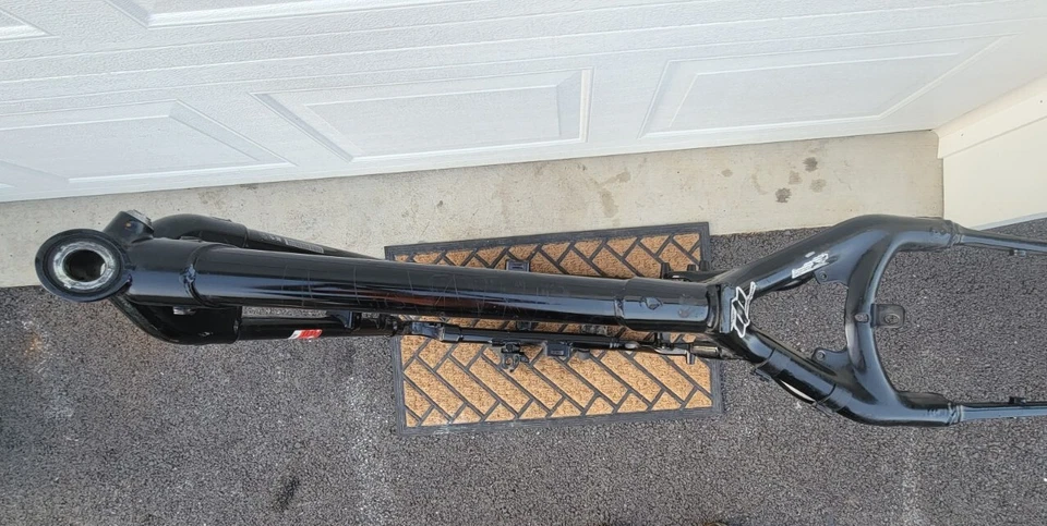 Harley-Davidson Iron XL883 2017 09-17 cuadro principal chasis SLVG TLT 4 k recto Foto 4 de 4