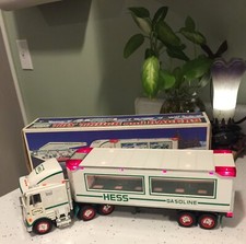 Vtg Hess Toy Truck 1997 W/ Real Head andTail lights W/Box