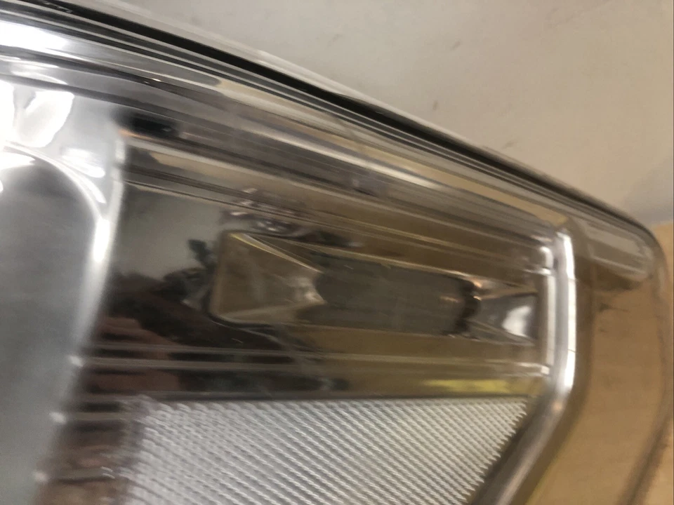 Luz trasera exterior LED transparente LED pasajero derecho prototipo OEM 161336 (GMC Acadia?) Foto 4 de 4