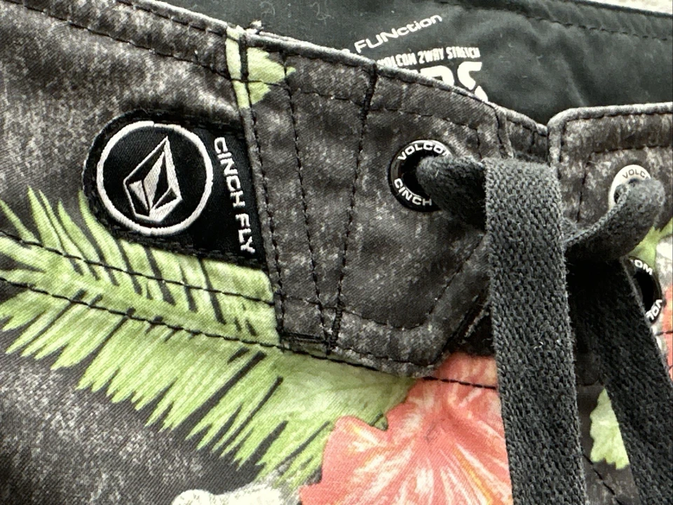 Volcom Boardshorts Mens 33 Gray Floral Hibiscus Skull Drawstring Maguro Bermuda - Image 2 of 4