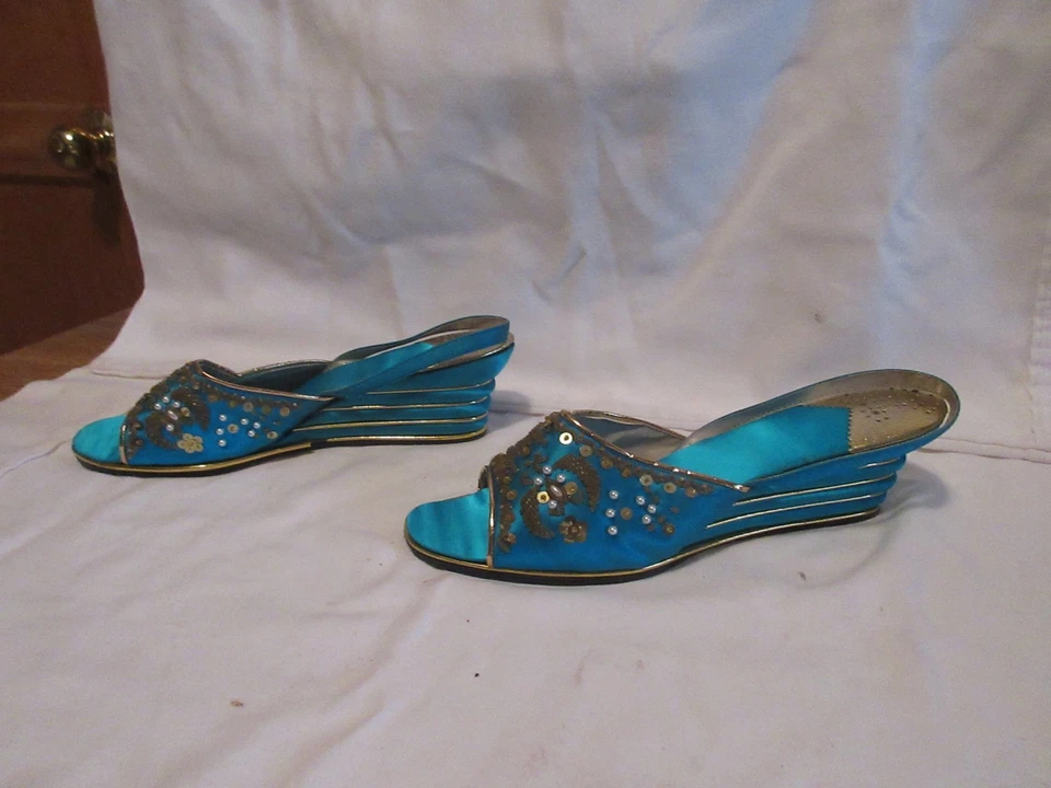 De colección. Zapatillas de dormitorio con cuña trasera satinada turquesa con cuentas, perlas y lentejuelas Foto 2 de 4