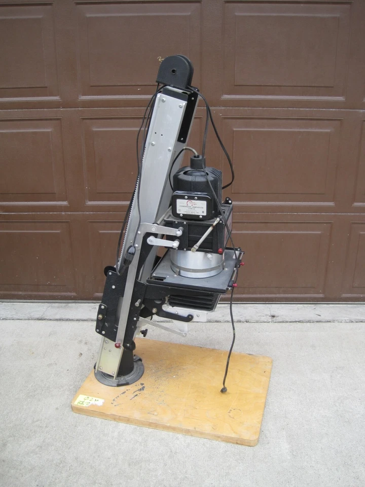 Ampliador Omega vintage con condensador y lámpara tipo D3 DIII Foto 3 de 4