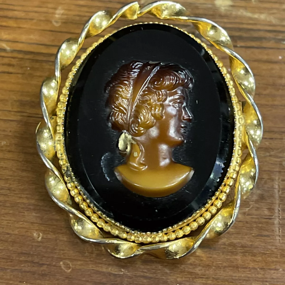 Brown cameo brooch deals