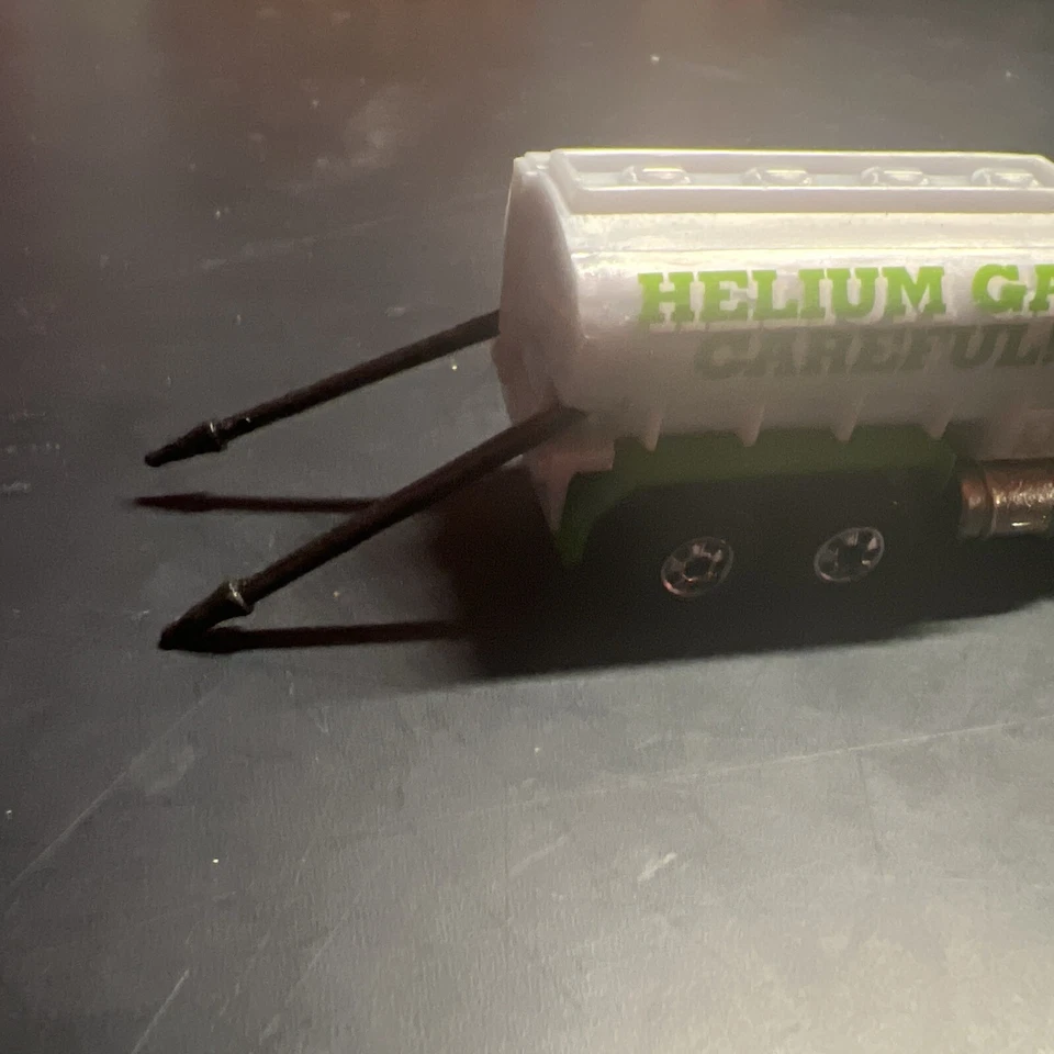 Nuevo camión cisterna de helio Mattel Peterbuilt 1979 Hot Wheels con dos mangueras fundido a presión Foto 2 de 4