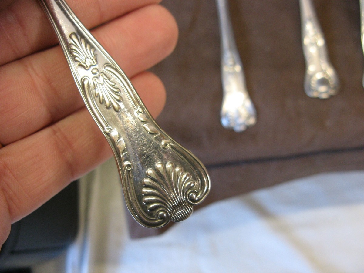 132) Ménagère à décor de chasse en argent par P. Queille, les