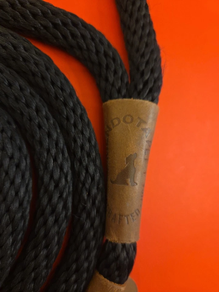 Correa para perro Mendota estilo británico cuerda negra de plomo antideslizante .5"D 5'6" de largo hecha en EE. UU. Foto 2 de 4