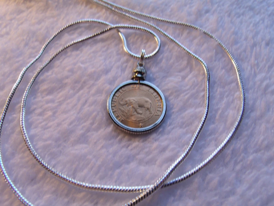 Colgante de moneda de elefante africano y palmera en una cadena llena de oro blanco de 18k de 24" Foto 3 de 4