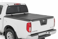 Cubierta de cama abatible triple plegable rígida Rough Country plataforma de 5' para Nissan Frontier 05-21