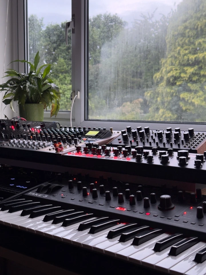 Sequential Take 5 Polyphonic Analogue Synthesizer - Image 3 of 4