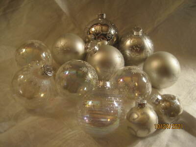 Vintage 12 glass & plastic Christmas Ornaments silver Snowflakes Swirls #20