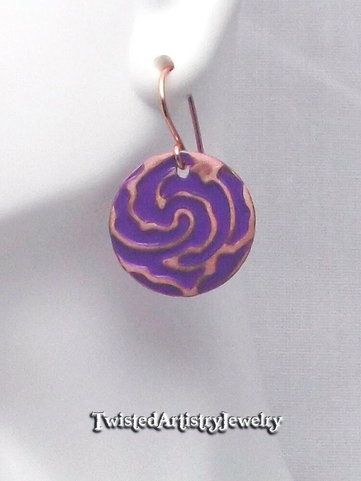 Pendientes de disco remolino de cobre esmaltado púrpura únicos hechos a mano Foto 2 de 4