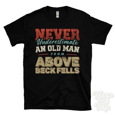 NIEMALS UNTERSCHÄTZE EINEN ALTEN MANN VON OBEN BECK FELLS T-SHIRT lustiges Weihnachtsgeschenk
