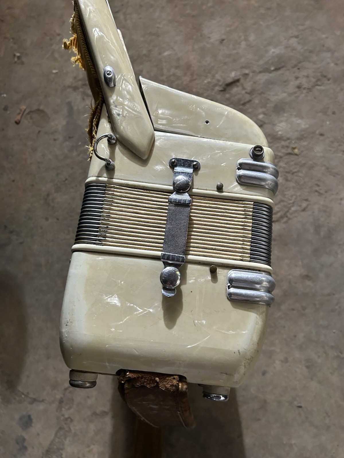 как выглядит Silvio 41/120 White Piano Accordion 3-Register, Includes Harness Strap фото