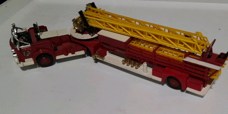 Vintage Corgi Major American LaFrance Aerial Rescue Truck And Tractor RED WHLS  - Image 4 of 4