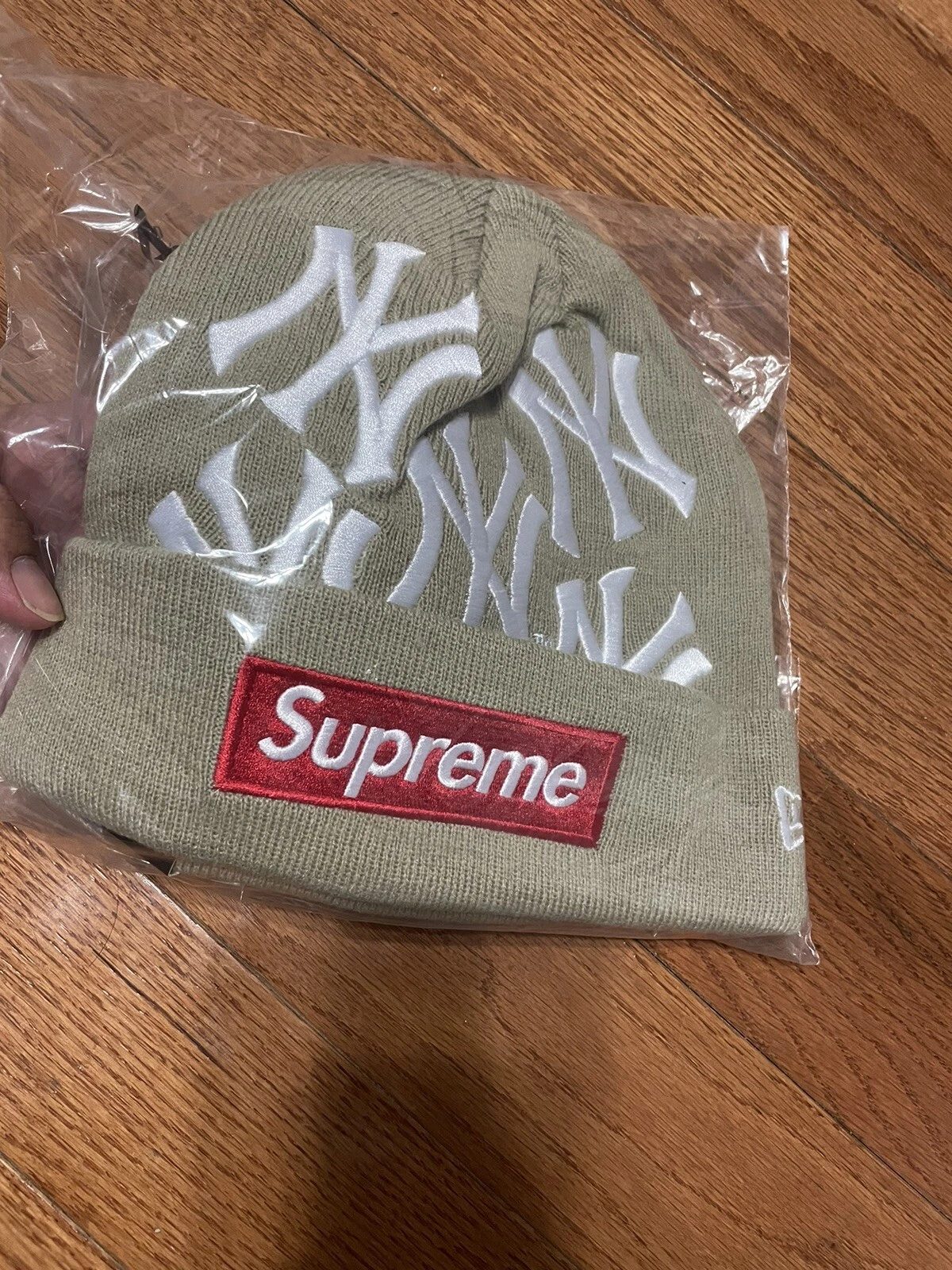 bonnet logo boîte suprême TAN