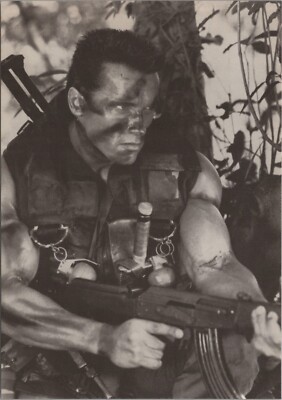 ARNOLD SCHWARZENEGGER PREDATOR Canadian Postcard 6'' x 4.25'' (10 x 15 cm.) B&W