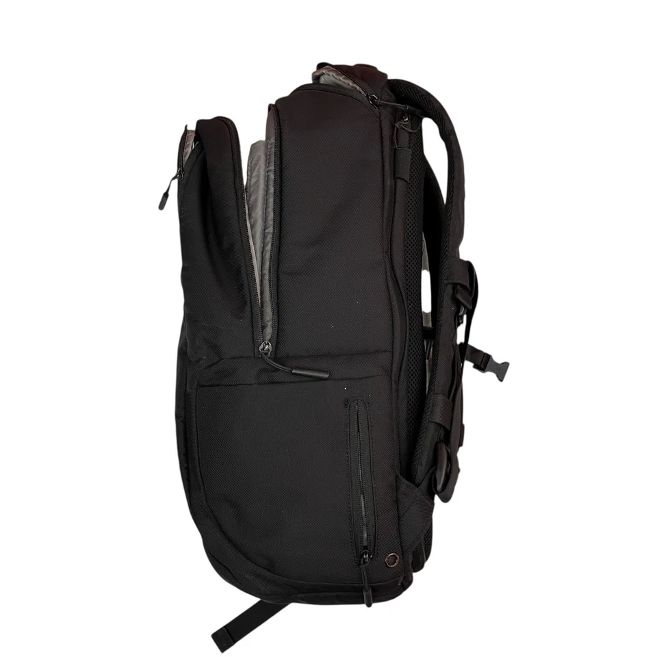 Mochila DSLR acolchada de nailon Incase Pro Pack negra Woolenex sostiene trípode LEER Foto 2 de 4