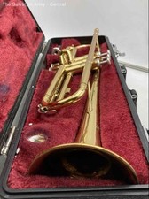 Trompette instrument de musique 3 soupapes laiton doré jaune dans étui rigide noir