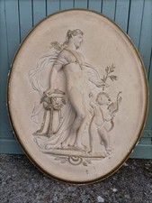 Bas relief ovale néoclassique en stuc