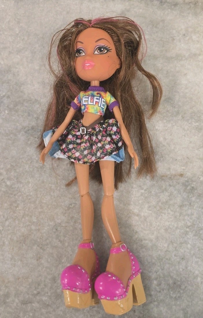 Bratz Selfie Snaps Yasmin MGA 2015 with Outfit